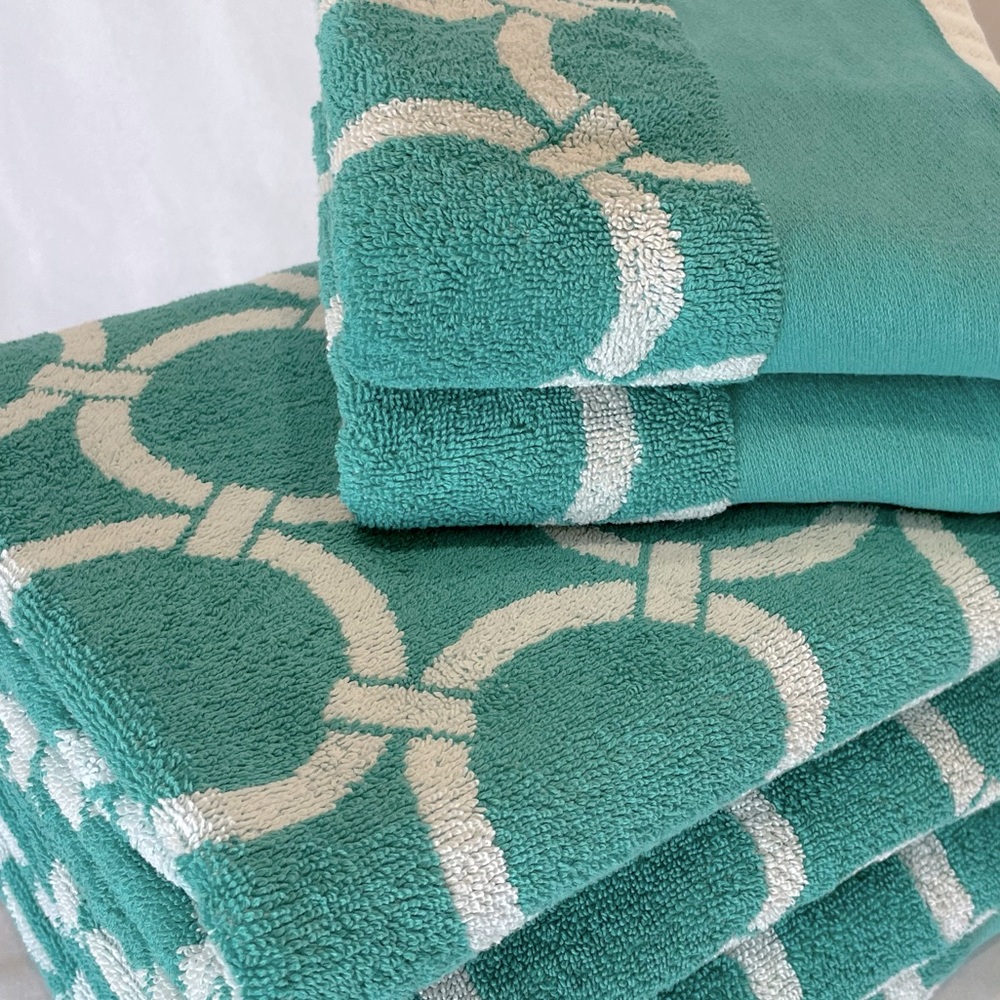 6-Piece Towel Set ~ 4 Bath Towels ~ 2 Hand Towels by Pottery Barn Dorm